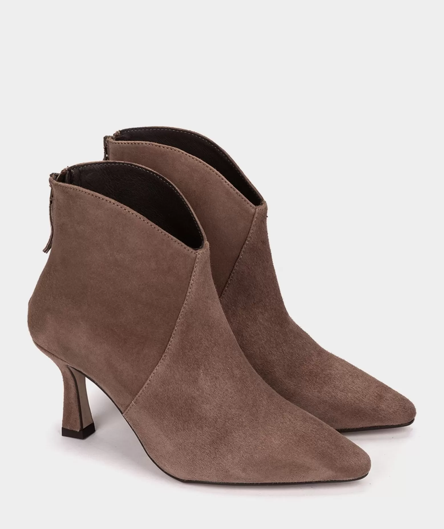 botines_de_tacon_confeccionados_en_ante_de_color_crudo_1.webp Pedro Miralles Botines De Tacon Confeccionados En Ante De Color Crudo