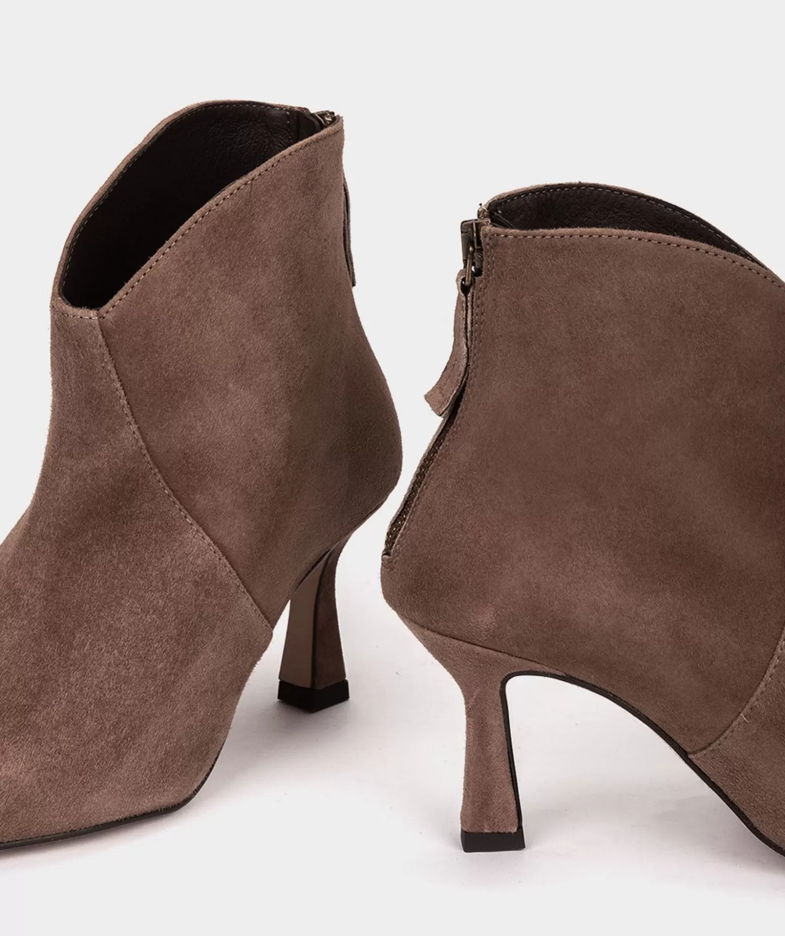 botines_de_tacon_confeccionados_en_ante_de_color_crudo_3.webp Pedro Miralles Botines De Tacon Confeccionados En Ante De Color Crudo