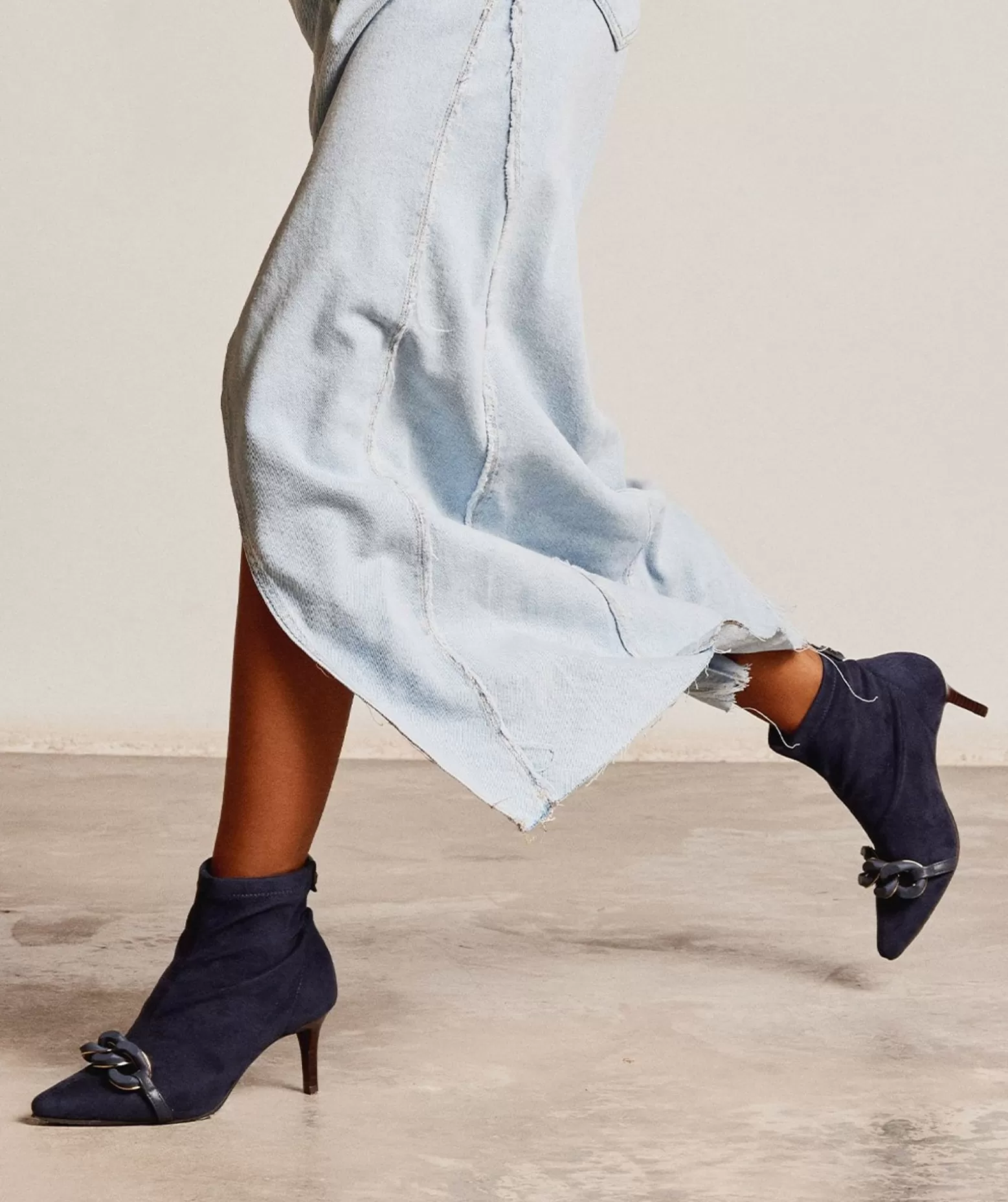 Pedro Miralles Bottines A Talon Et Bout Pointu, En Tissu Elastique A Effet Daim De Couleur Marine.