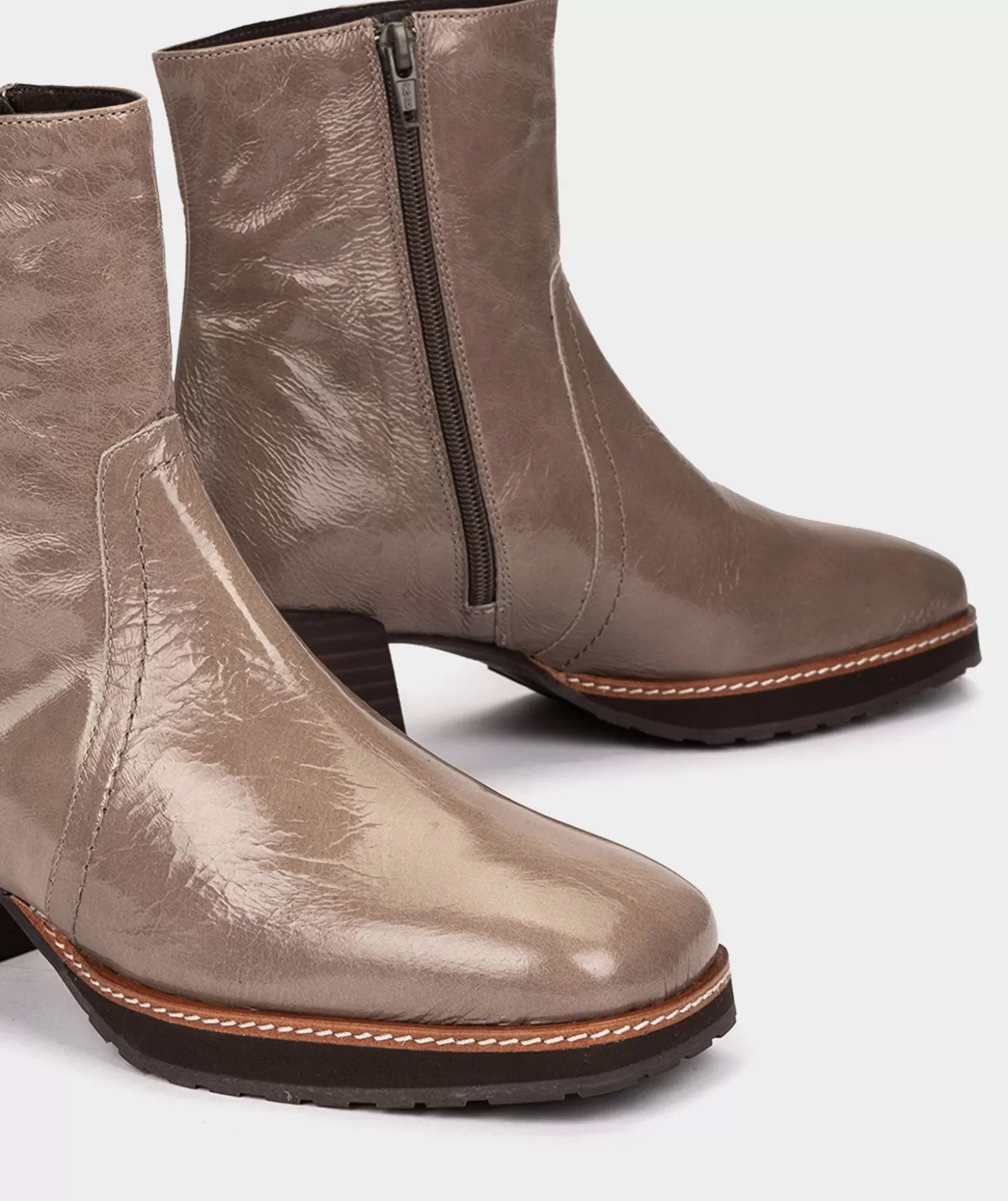 bottines_en_cuir_verni_de_couleur_bleu_noir_3.webp Pedro Miralles Bottines En Cuir Verni De Couleur Bleu Noir