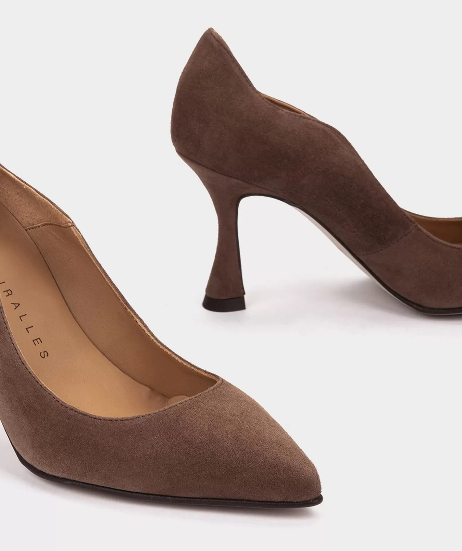 Pedro Miralles Chaussures En Daim De Couleur Nude Avec Un Bout Pointu Et Des Talons Fins