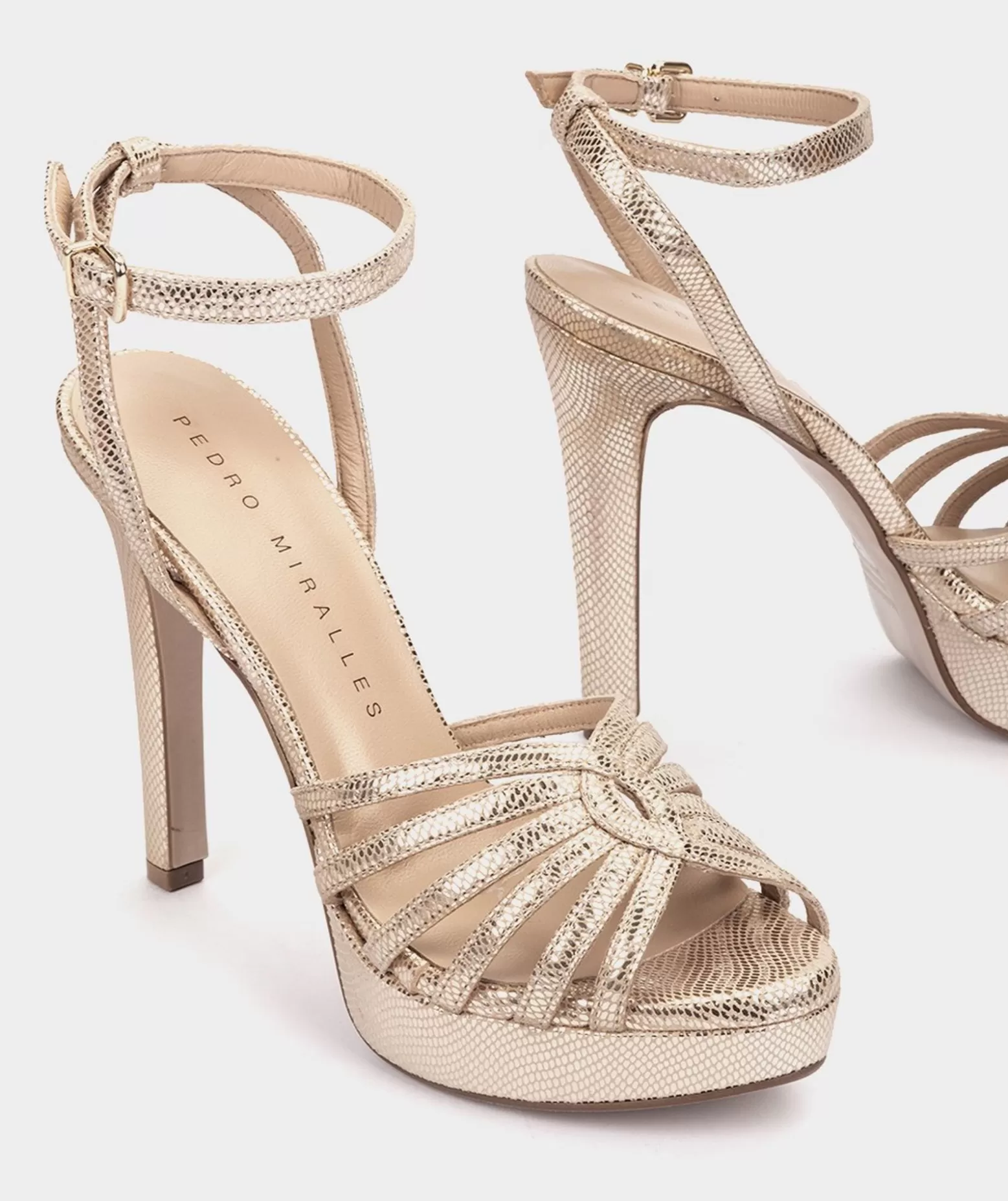 sandales_a_talons_avec_plateforme_en_cuir_gaufre_metallique_de_couleur_platine_3.webp Pedro Miralles Sandales A Talons Avec Plateforme En Cuir Gaufre Metallique De Couleur Platine