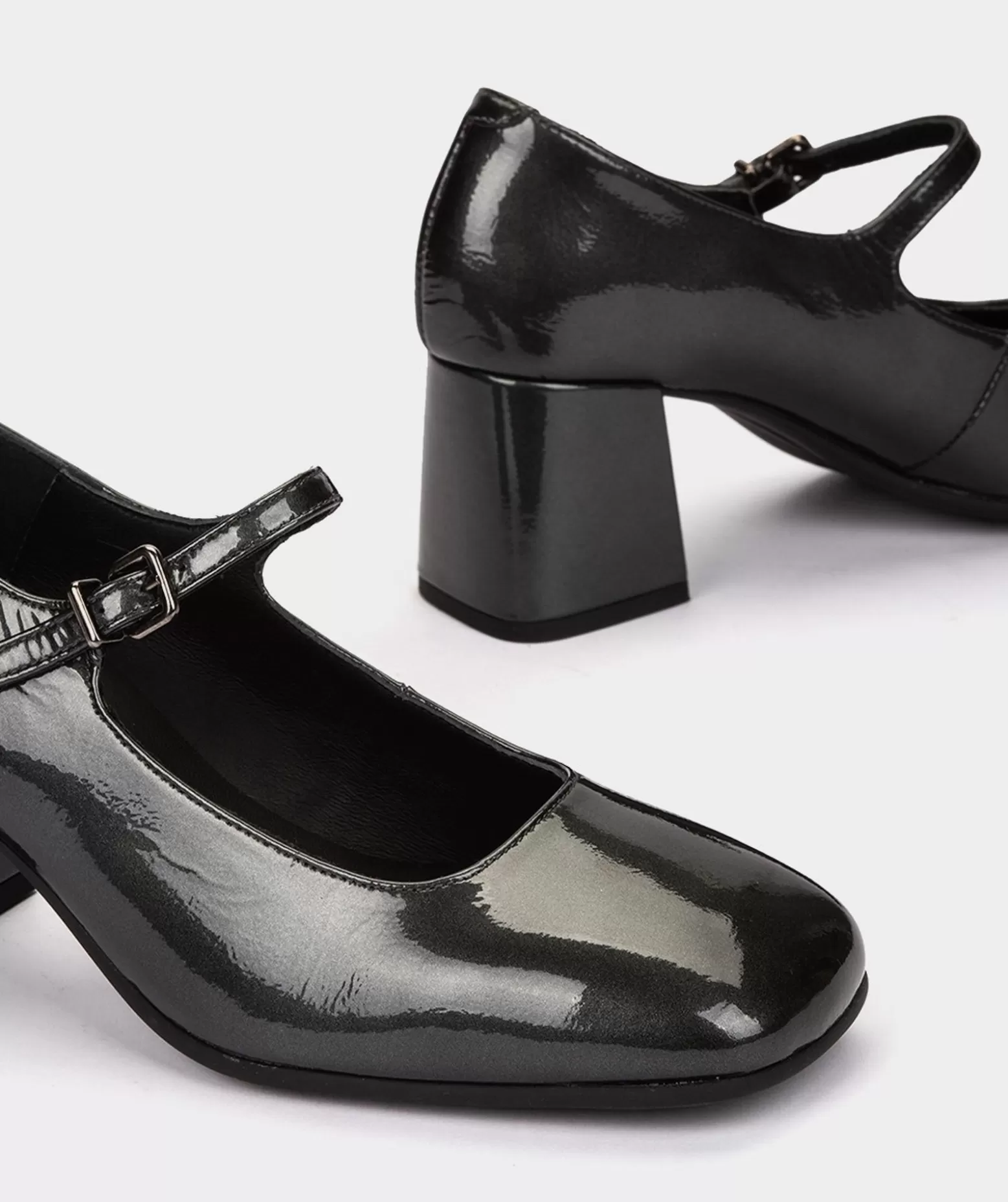 talons_hauts_en_cuir_verni_metallise_de_couleur_argentee_3.webp Pedro Miralles Talons Hauts En Cuir Verni Metallise De Couleur Argentee